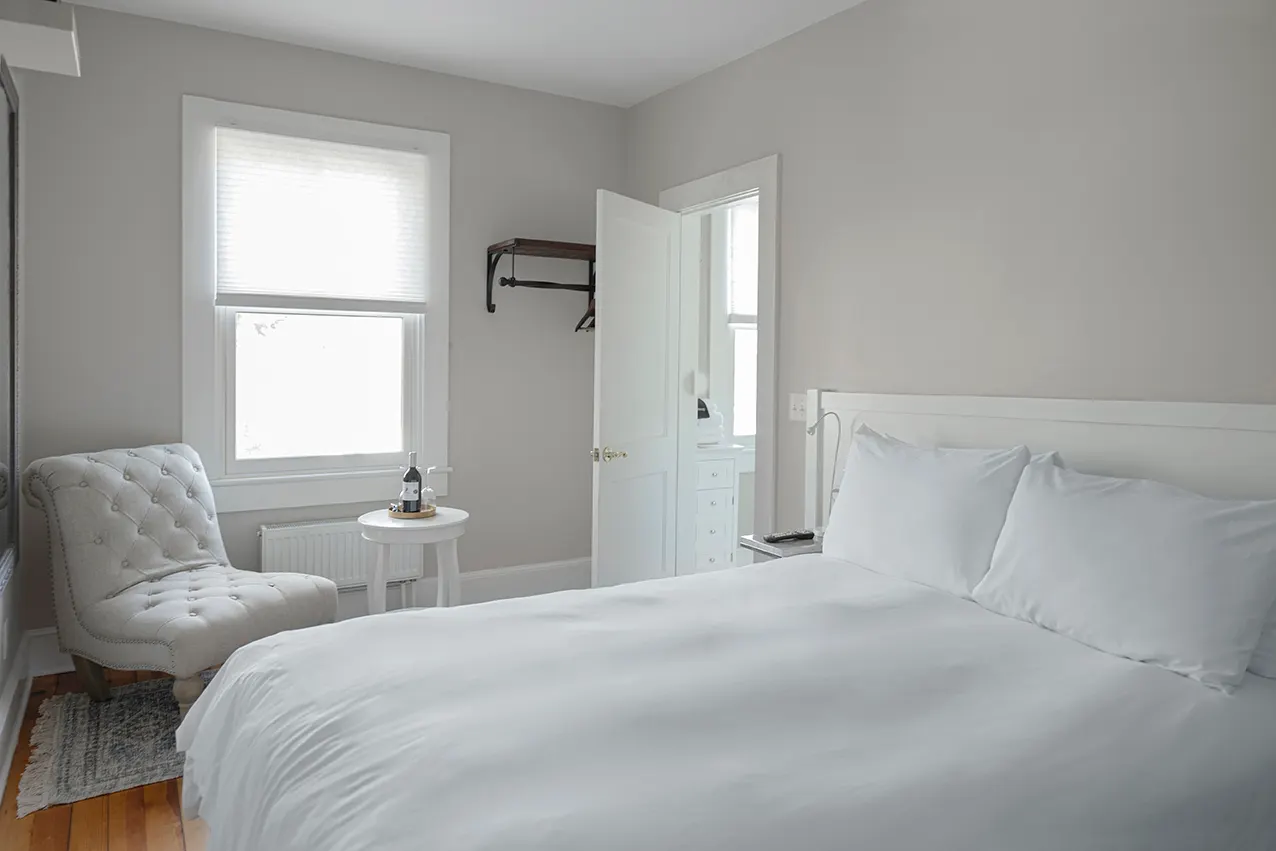 Room 25 | Cozy Queen | Large Bathroom – Lakehouse Inn