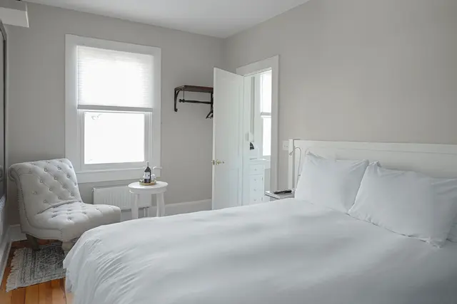 Room 25 | Cozy Queen | Large Bathroom – Lakehouse Inn