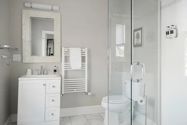 Room 25 | Cozy Queen | Large Bathroom — Lakehouse Inn, Lee (3/3)