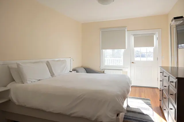 Room 26 | Deluxe King bed | Shared Balcony & Lake View — room at Lakehouse Inn, Lee — photo 2 of 7