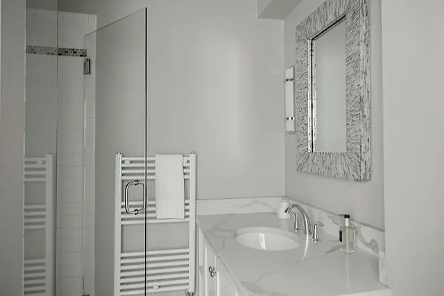 Room 26 | Deluxe King bed | Shared Balcony & Lake View — room at Lakehouse Inn, Lee — photo 4 of 7