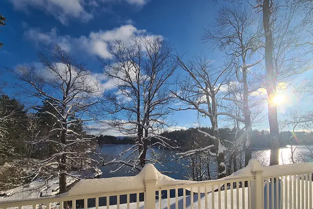 Room 26 | Deluxe King bed | Shared Balcony & Lake View — room at Lakehouse Inn, Lee — photo 5 of 7