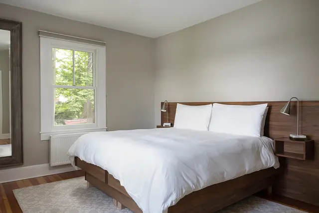 Room 28 | Grand Lake View Suite | Shared Balcony and King Bed — Lakehouse Inn, Lee (2/8)