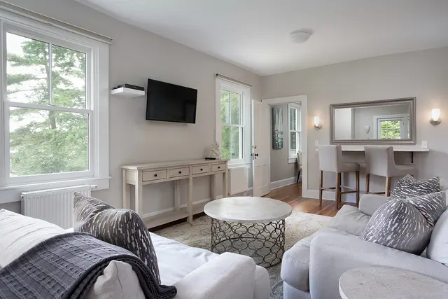 Room 28 | Grand Lake View Suite | Shared Balcony and King Bed — Lakehouse Inn, Lee (4/8)