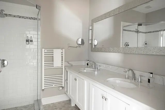 Room 28 | Grand Lake View Suite | Shared Balcony and King Bed — Lakehouse Inn, Lee (6/8)