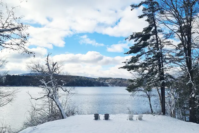 Room 28 | Grand Lake View Suite | Shared Balcony and King Bed — Lakehouse Inn, Lee (7/8)