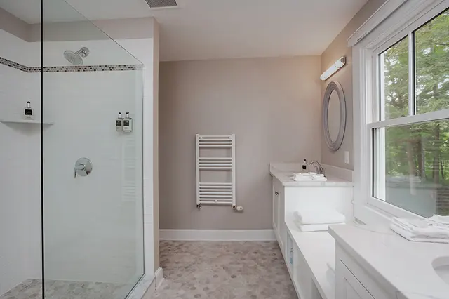 Room 31 | Spacious Corner Queen | Top Floor & Large Bathroom — room at Lakehouse Inn, Lee — photo 5 of 6