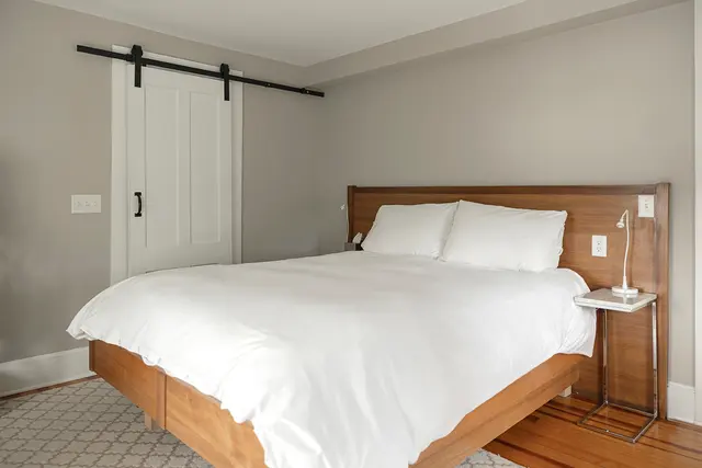 Room 32 | Cozy Queen | Top Floor with Lake View Clone – Lakehouse Inn
