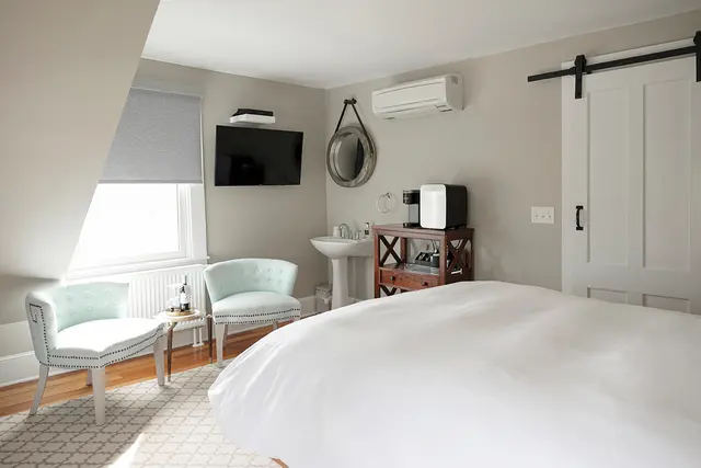 Room 32 | Cozy Queen | Top Floor with Lake View — room at Lakehouse Inn, Lee — photo 2 of 7