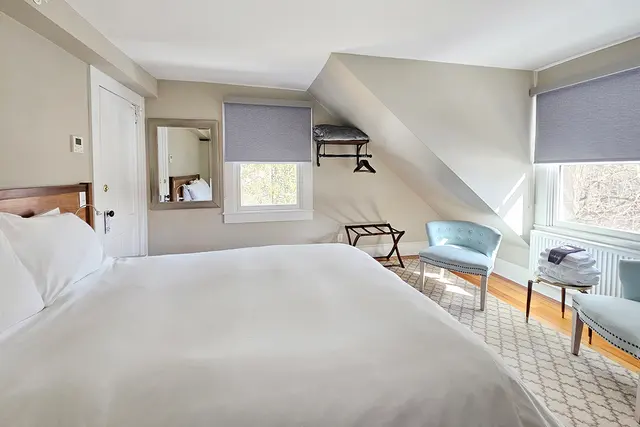 Room 32 | Cozy Queen | Top Floor with Lake View — room at Lakehouse Inn, Lee — photo 4 of 7