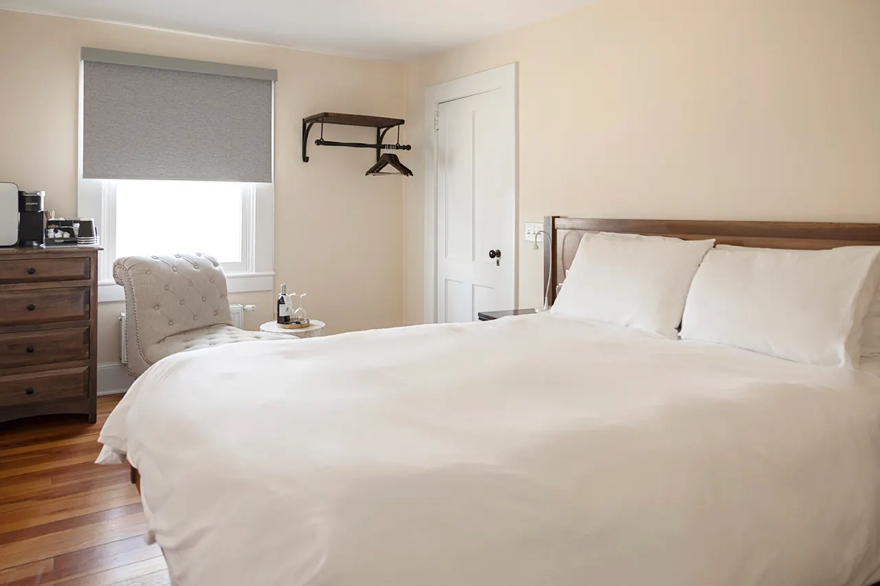 Room 33 | Cozy Queen | Large Bathroom – Lakehouse Inn
