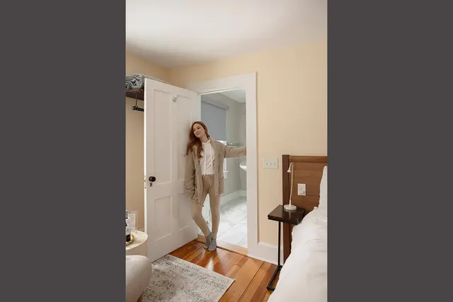 Room 33 | Cozy Queen | Large Bathroom — Lakehouse Inn, Lee (4/5)