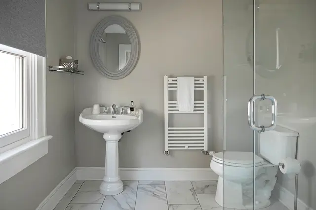 Room 33 | Cozy Queen | Large Bathroom — Lakehouse Inn, Lee (5/5)