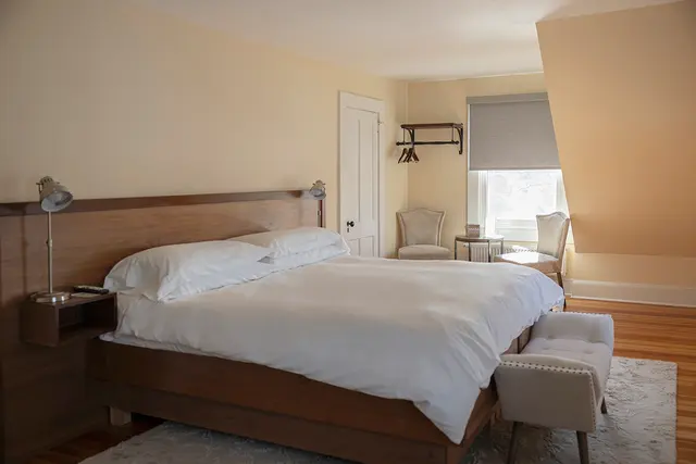 Room 38 | Laurel Lake View King Suite — Lakehouse Inn, Lee (2/9)