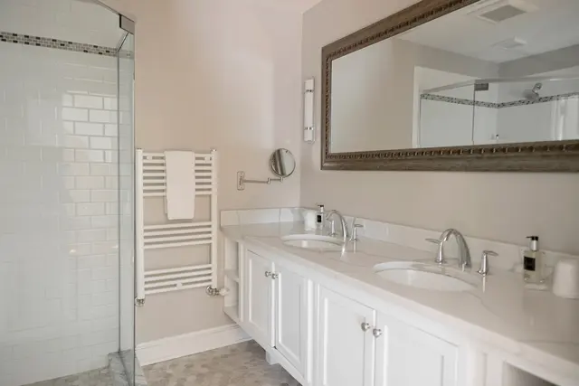 Room 38 | Laurel Lake View King Suite — Lakehouse Inn, Lee (3/9)