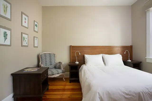 Standard Queen One – Lakehouse Inn