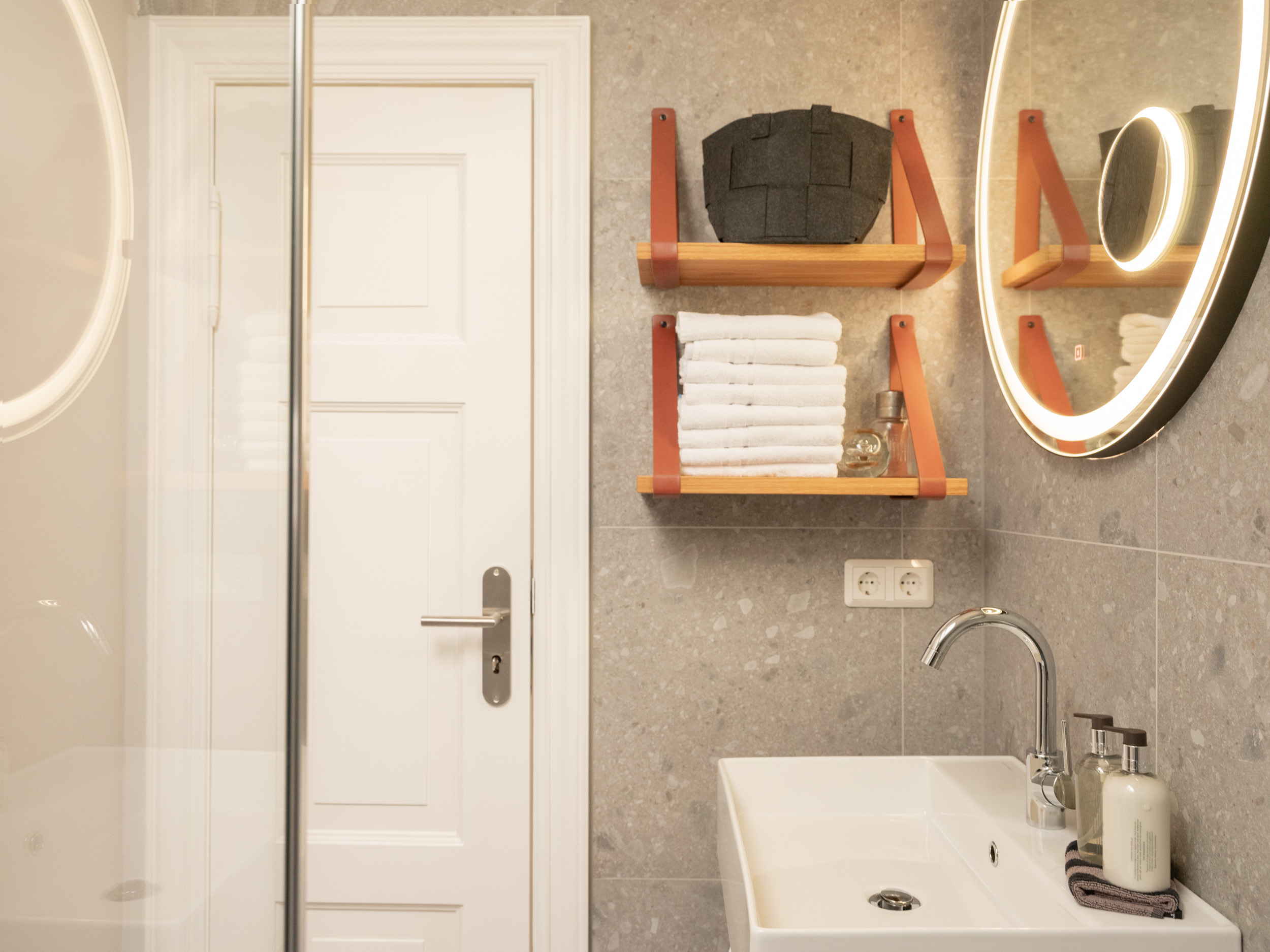 Villa Groth No. 8 | Deluxe 2 Bedroom Apartment — accommodation at OSTKÜSTE Boutique Apartments, Seebad Ahlbeck — photo 9 of 14