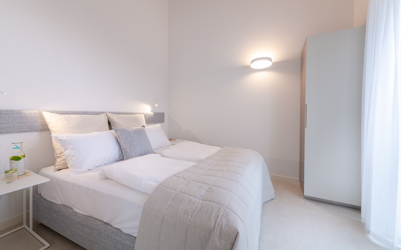 Suite Giardino | Zona esquinera con jardín privado — Pareus Beach Resort Caorle, 30021 Caorle (3/7)