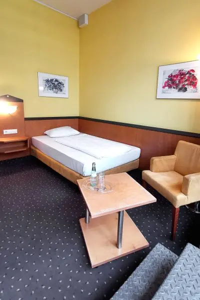 Classic Single | Away from elevator & Courtyard View – Plaza Hotel & Living