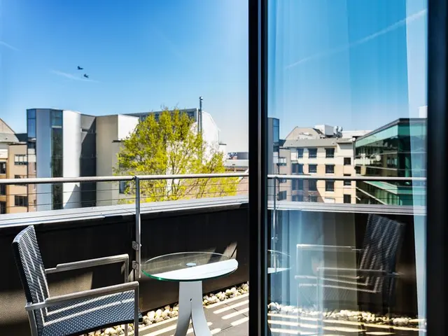 Classic Single | Top Floor & Floor to ceiling window — room at Plaza Hotel & Living, Frankfurt Am Main — photo 2 of 4
