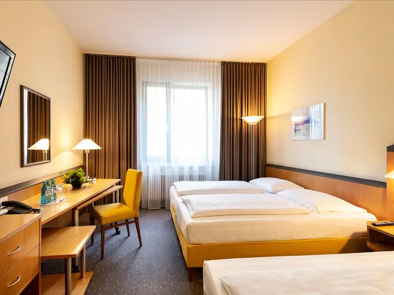 Classic Triple | Double & Single Bed & Launhardtstreet View – Plaza Hotel & Living Frankfurt Am Main