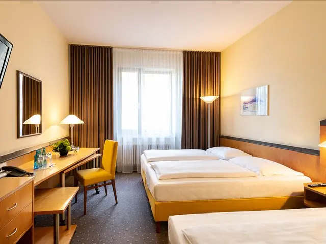 Classic Triple | Double & Single Bed & Launhardtstreet View – Plaza Hotel & Living