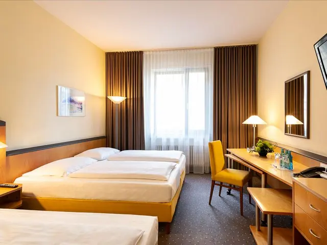 Classic Triple | Spacious, Close to Elevator & Launhardtstreet View – Plaza Hotel & Living
