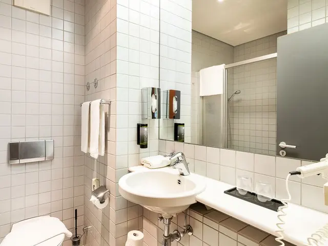 Corner Bedroom | Classic | Double & Kitchnette — room at Plaza Hotel & Living, Frankfurt Am Main — photo 2 of 4