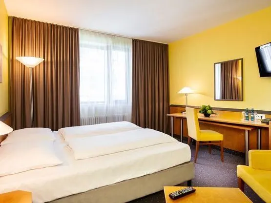 Corner Bedroom | Classic | Queen Bed  – Plaza Hotel & Living Frankfurt Am Main