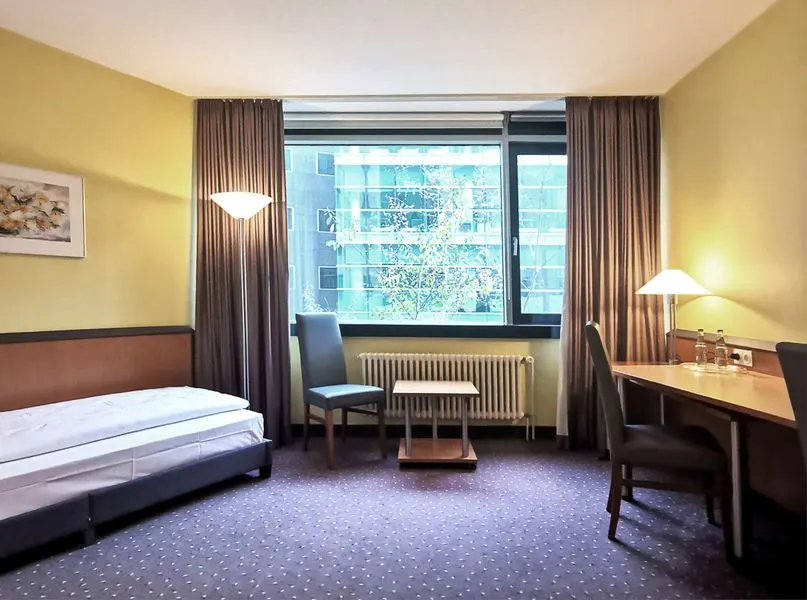 Corner Single Room | Classic | Couryard View – Plaza Hotel & Living Frankfurt Am Main