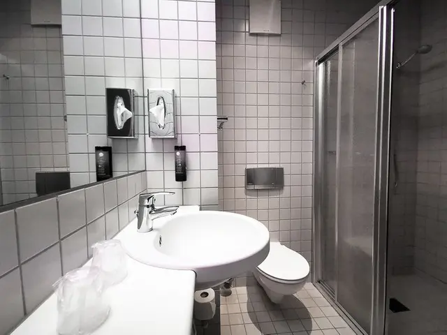 Double Bedroom | Classic | Balcony — room at Plaza Hotel & Living, Frankfurt Am Main — photo 2 of 2