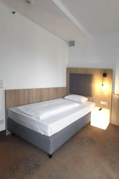 Modern Single | Extra Space, Balcony & High Floor — Plaza Hotel & Living, Frankfurt Am Main (2/3)