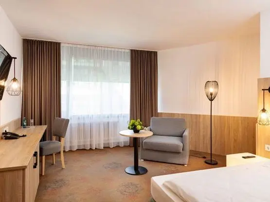 Modern Single | High Floor & Courtyard View – Plaza Hotel & Living