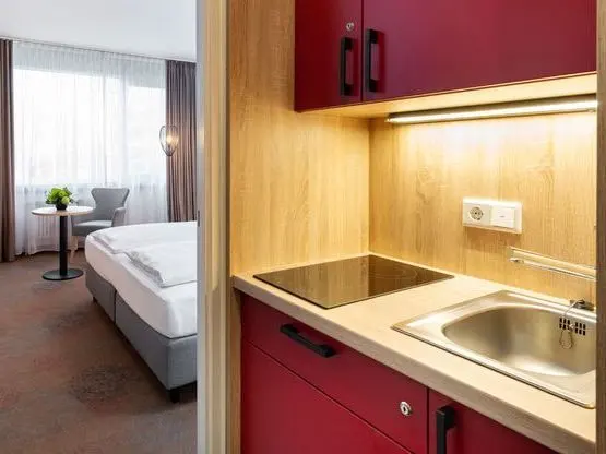 Einzelzimmer | Modern | Hohes Stockwerk Blick zum Innenhof — Plaza Hotel & Living, Frankfurt Am Main (2/3)
