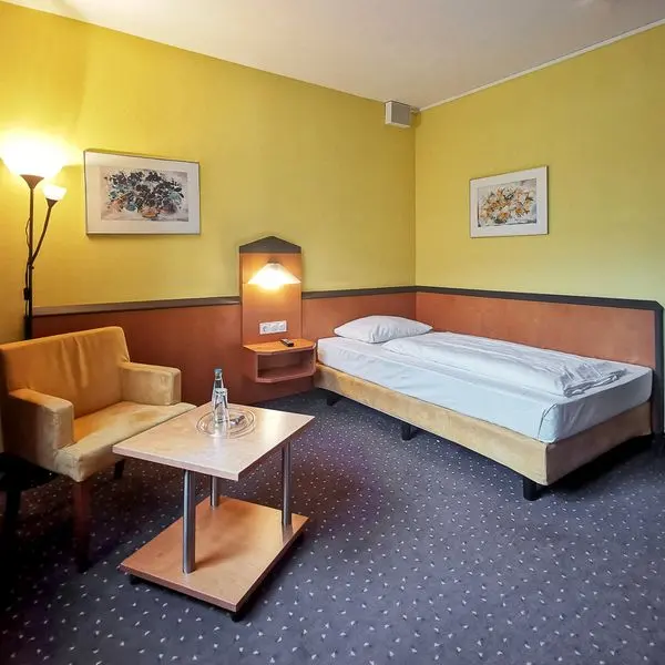 Single Room | Classic | Kitchenette & Top Floor – Plaza Hotel & Living