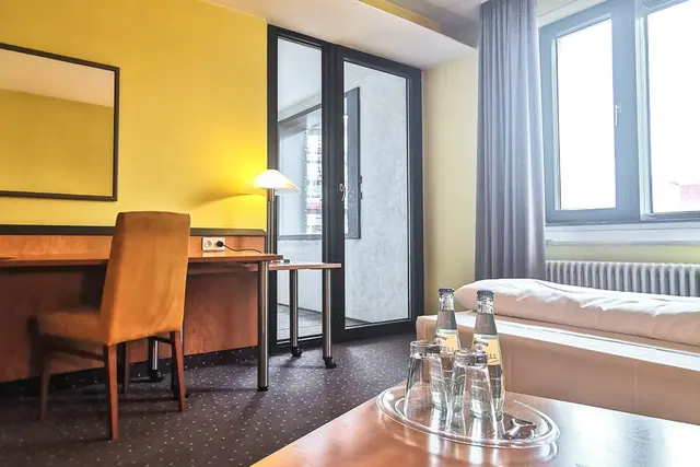 Single Room | Classic | Kitchenette & Top Floor — room at Plaza Hotel & Living, Frankfurt Am Main — photo 4 of 4