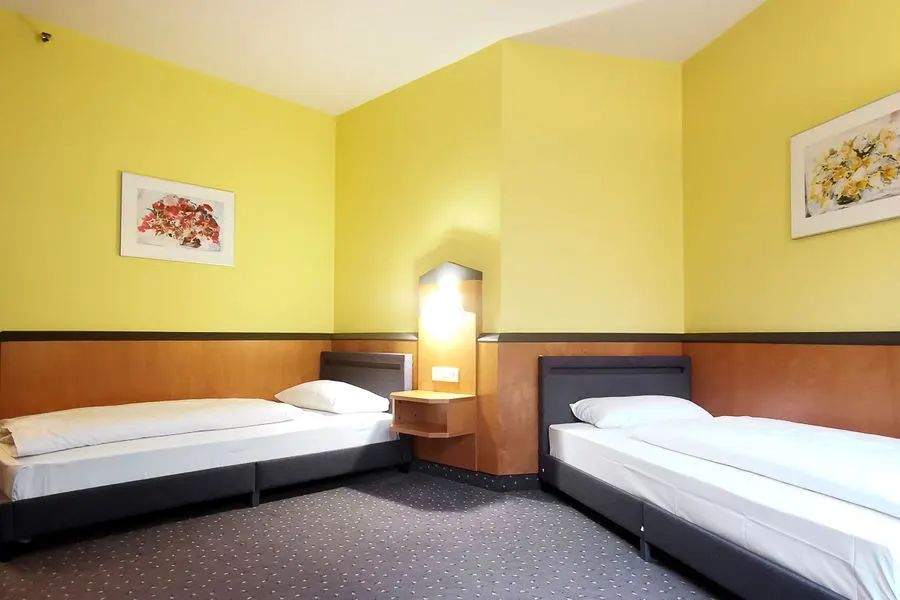 Spacious Corner Bedroom | Twin Beds | Walk-in shower – Plaza Hotel & Living