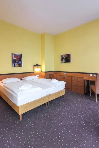 Spacious Corner Room | Classic | Doublebed | Kitchenette – Plaza Hotel & Living