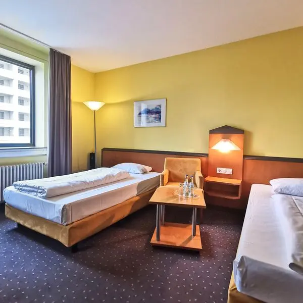 Twin Bedroom | Classic | Dogs allowed – Plaza Hotel & Living