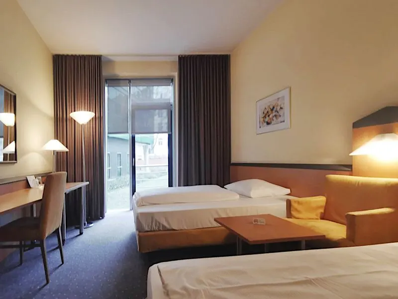 Twin Beds | Classic | Kitchenette – Plaza Hotel & Living