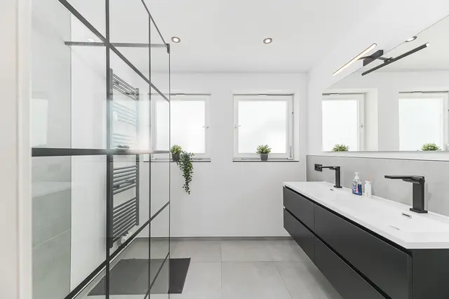 3 Room Apartment | Schillerstraße Strasse — accommodation at RAUMSCHMIDE GmbH, Göppingen — photo 4 of 5