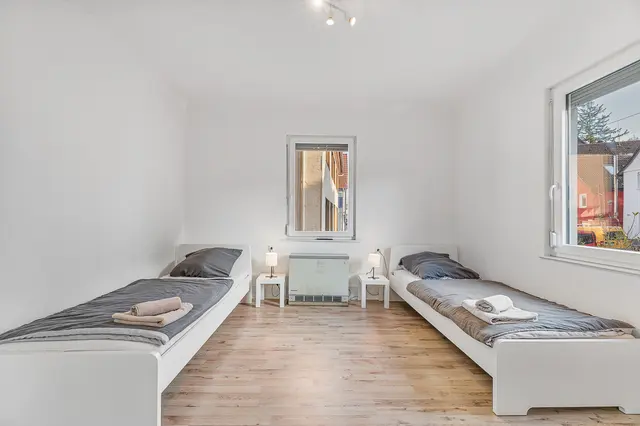 4 Room Apartment for 9 | Stuttgarter Strasse — RAUMSCHMIDE GmbH,  Ihr Partner für möblierte Unterkünfte (2/6)