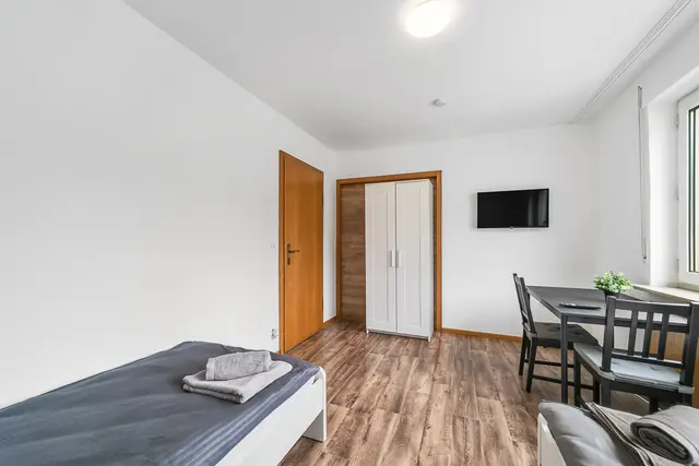 GP04 | 4 Room Apartment for 8 with balcony | Göppingen — RAUMSCHMIDE GmbH, Ihr Partner für möblierte Unterkünfte (3/8)