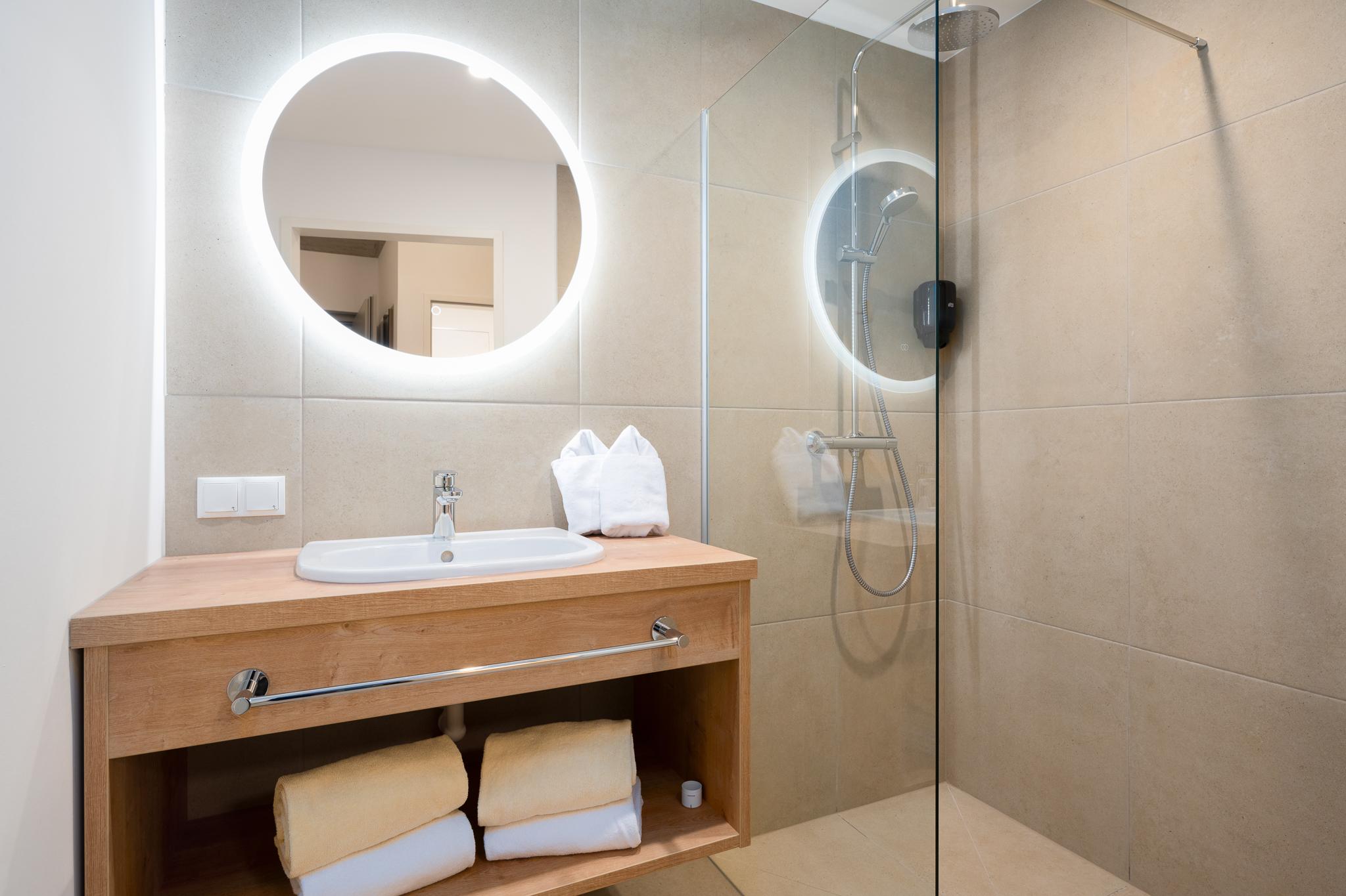 Basecamp Reiteralm 3.04 | 2 bedrooms with balcony on a higher floor | Sunny side with morning sun | Right at the Reiteralm valley station | Outdoor sauna, gym & social outdoor area — apartment at Schladming Appartements Maria Gruber GmbH, Schladming — photo 7 of 17