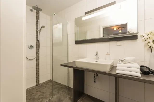 Bella Vista Large Top 4 | Moderner Aktiv-Stay am Talbach nahe Zentrum & Planai | Balkon & Bergblick — Schladming Appartements Maria Gruber GmbH, Schladming (7/12)
