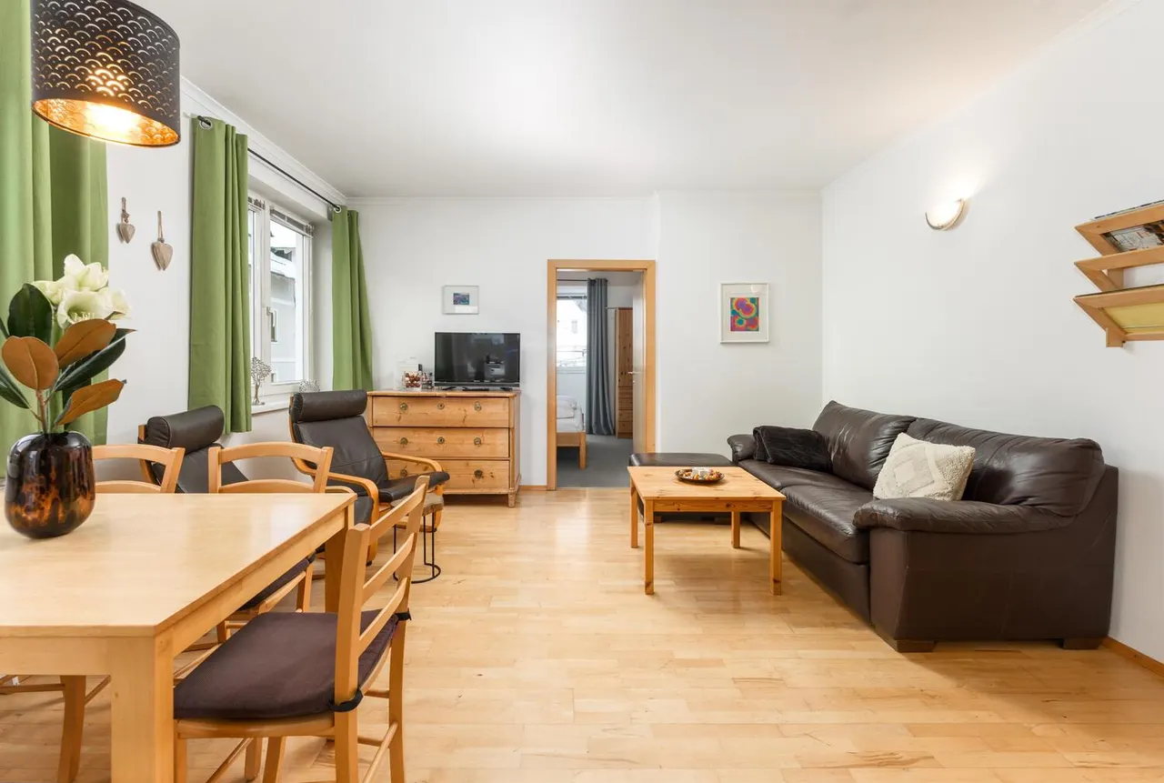Centro City Top 8 | Mittendrin in Schladming nahe Planai mit Südbalkon & Stadtblick – Schladming Appartements Maria Gruber GmbH