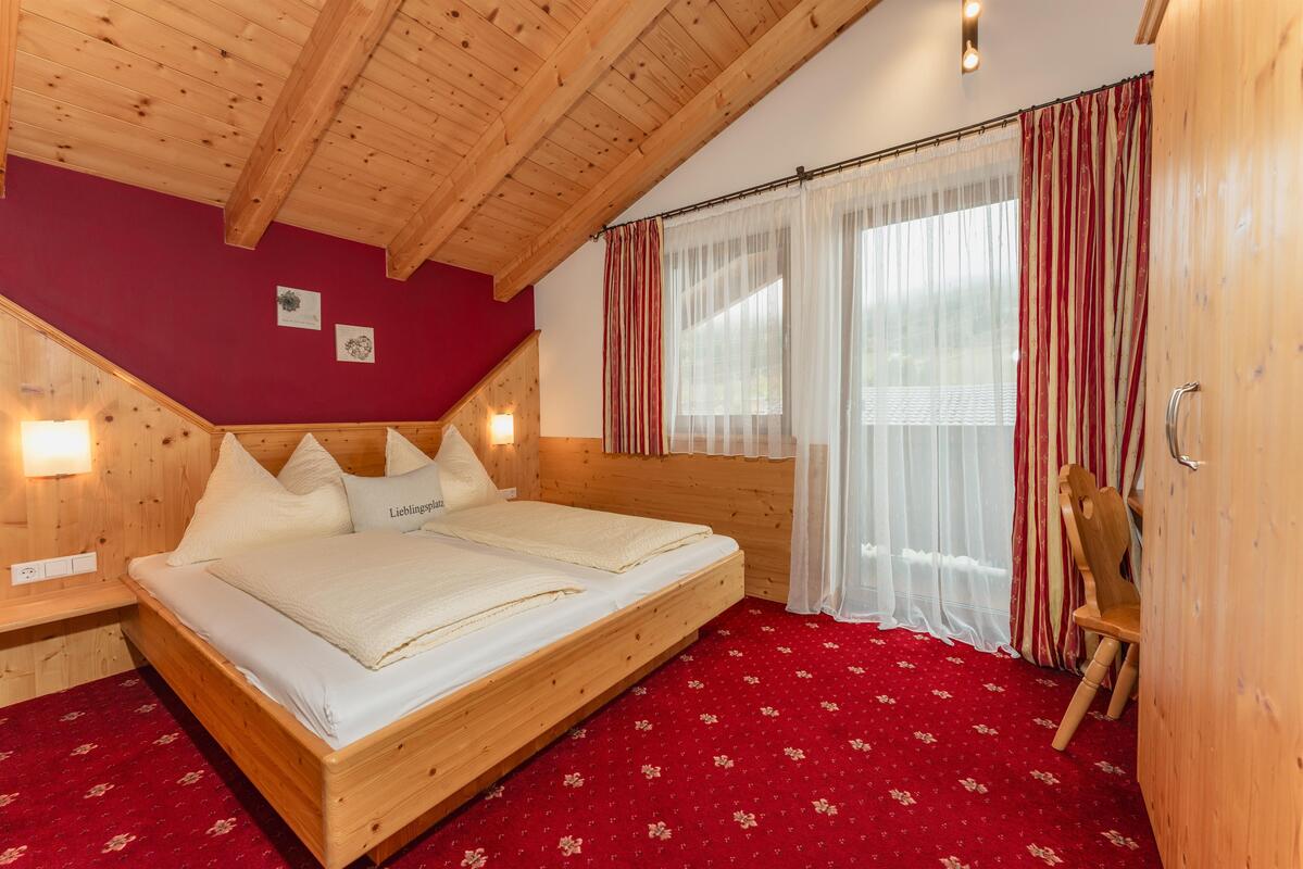 Guesthouse Sieder Red Large | Spacious cosy apartment right by the Reiteralm slopes & valley station — apartment at Schladming Appartements Maria Gruber GmbH, Schladming — photo 4 of 8
