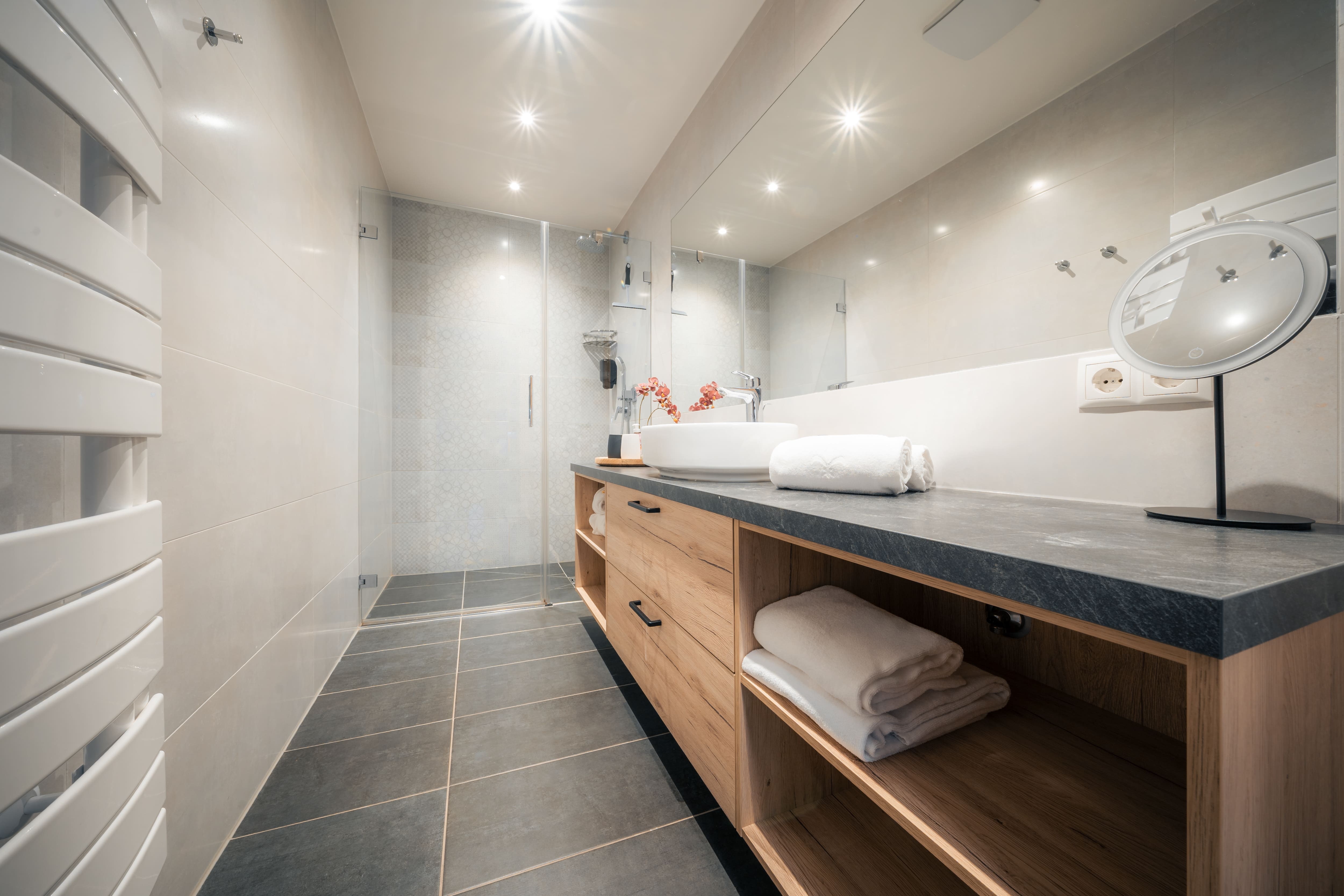Gustav Top 1 Outdoor Spa | Urban stay with private sauna, fenced terrace, BBQ & Gustav flair — apartment at Schladming Appartements Maria Gruber GmbH, Schladming — photo 7 of 13