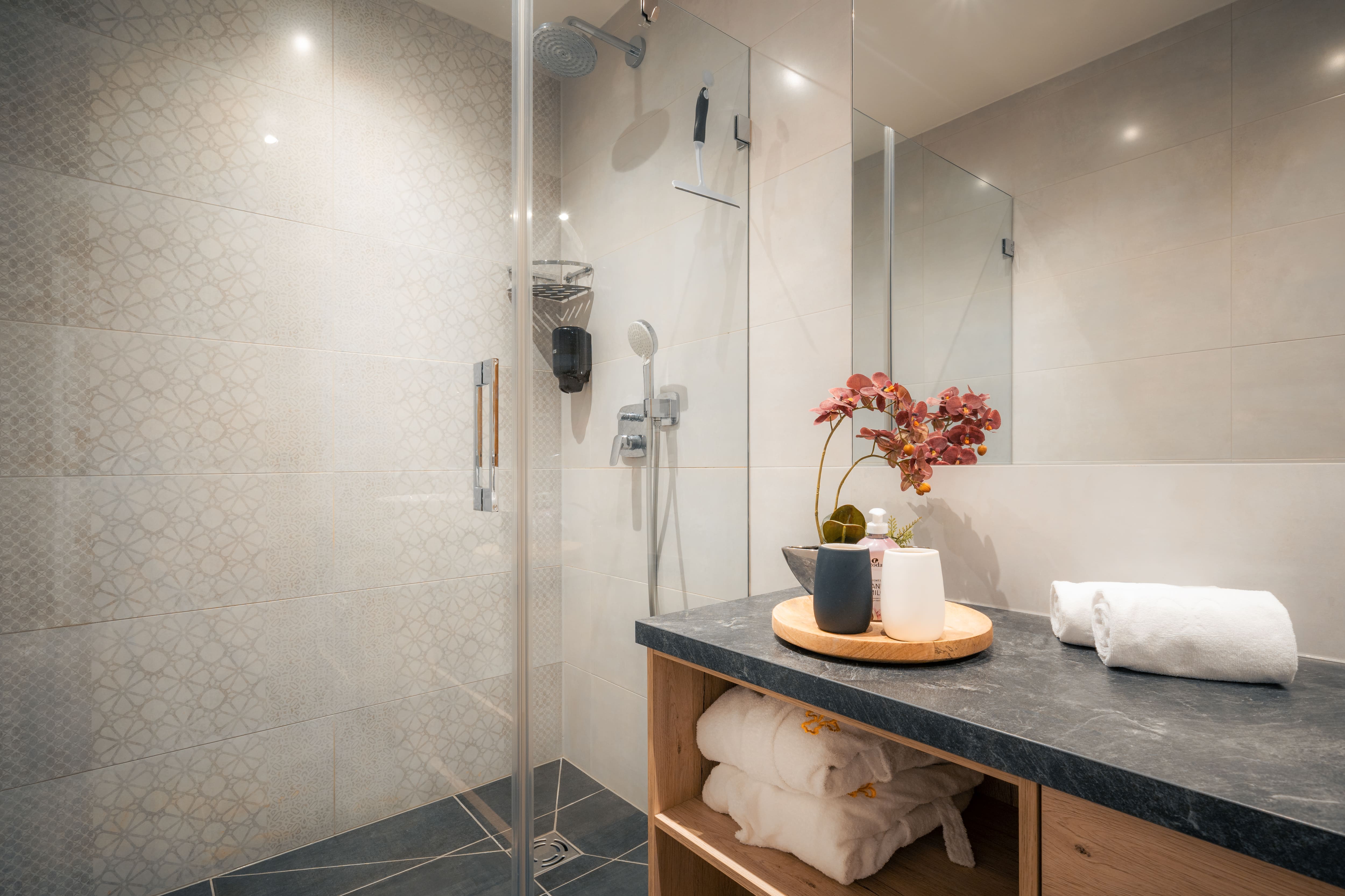 Gustav Top 1 Outdoor Spa | Urban stay with private sauna, fenced terrace, BBQ & Gustav flair — apartment at Schladming Appartements Maria Gruber GmbH, Schladming — photo 8 of 13
