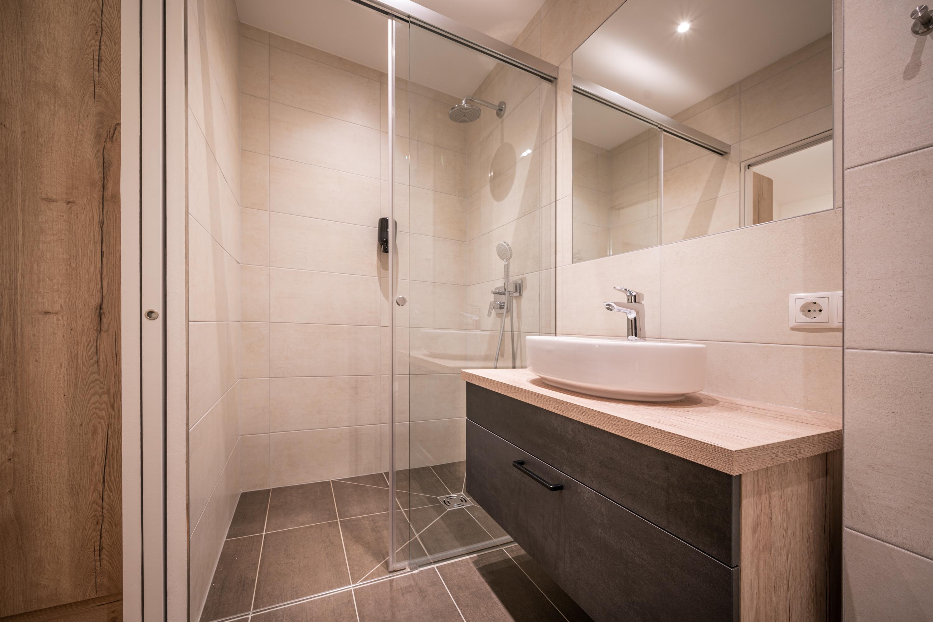 Gustav Top 10 Private Spa | Urban sky stay with private sauna, balcony & Hochwurzen views — apartment at Schladming Appartements Maria Gruber GmbH, Schladming — photo 7 of 12